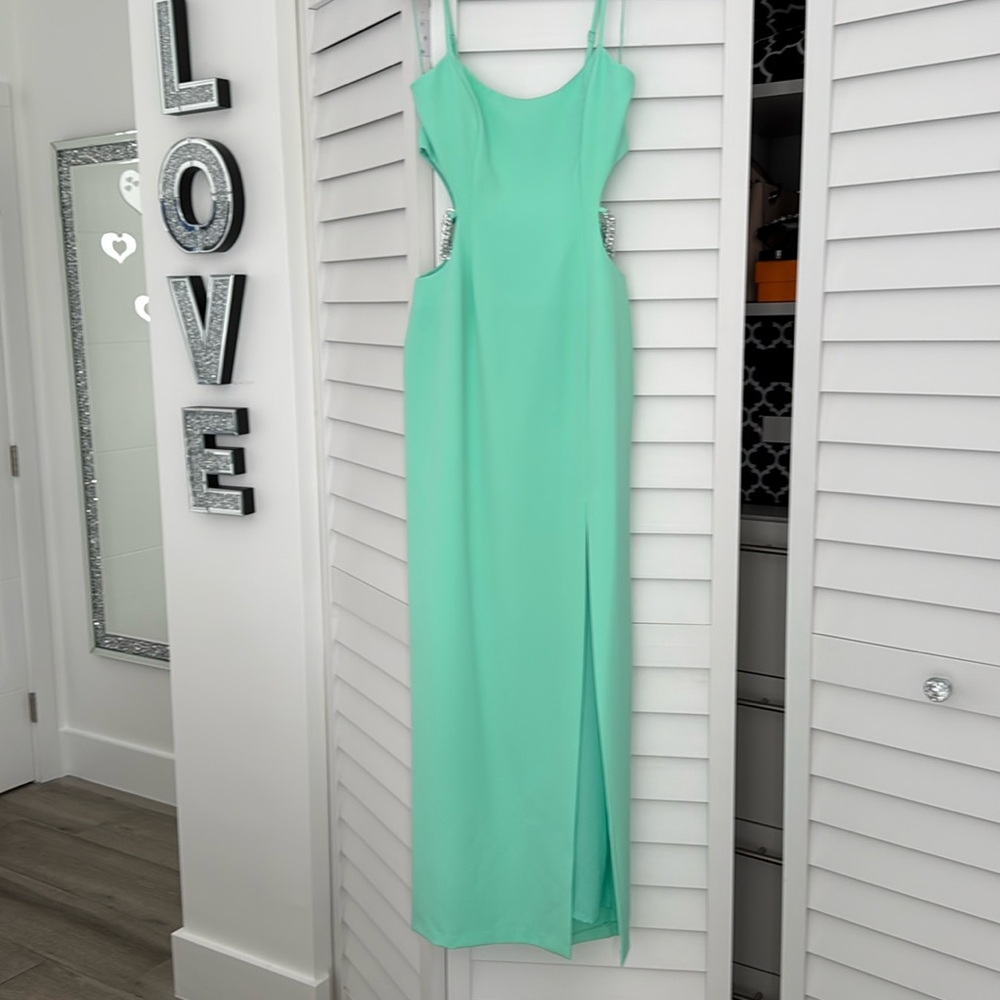MINT GREEN MAXI BODYCON DRESS WITH SIDE CUT OUT AND SOLVER CHAIN DETAIL